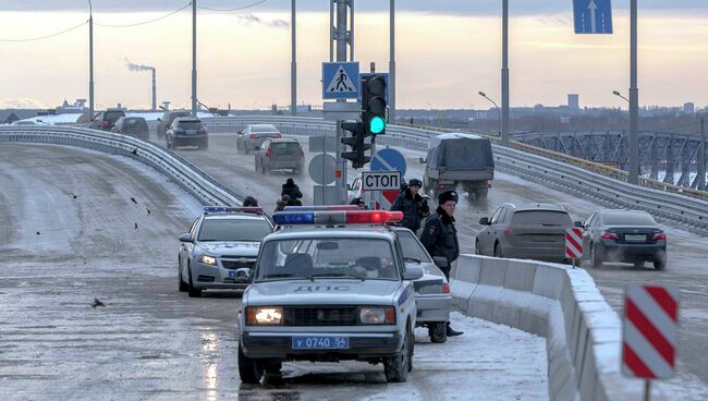 Сотрудники ДПС на развязке на Южной площади в Новосибирске, архивное фото