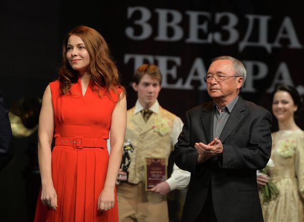 Актриса Екатерина Гусева и поэт Юлий Ким получают премию в номинации Лучший музыкальный спектакль