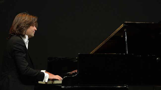 Народный артист России Дмитрий Маликов выступает на церемонии вручения премии . Архивное фото