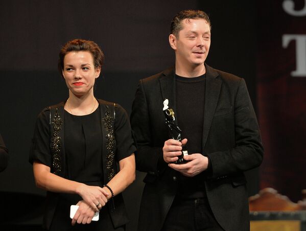 Актеры Надежда Борисова и Павел Ващилин получают премию в номинации Лучший спектакль