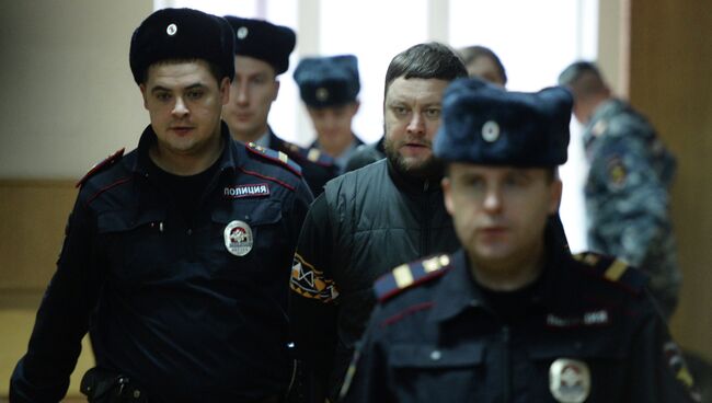 Юрий Заруцкий (в центре), обвиняемый в нападении на художественного руководителя балетной труппы Большого театра Сергея Филина