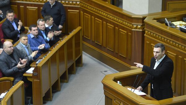 Лидер оппозиционной партии Удар Виталий Кличко (справа) выступает на заседании Верховной Рады Украины