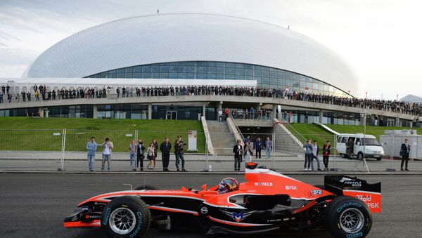 Болид Формулы-1 на автоспортивном шоу Формула Сочи 2013