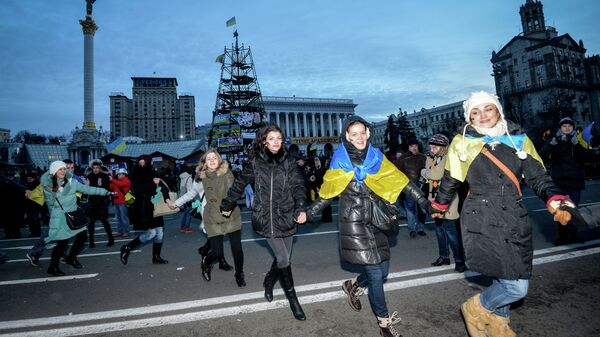 Девушки водят хоровод на площади Независимости в Киеве. Фото с места событий