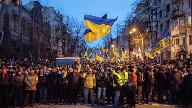 Митингующие блокировали подходы к администрации президента Украины на Банковой улице в Киеве. Фото с места события