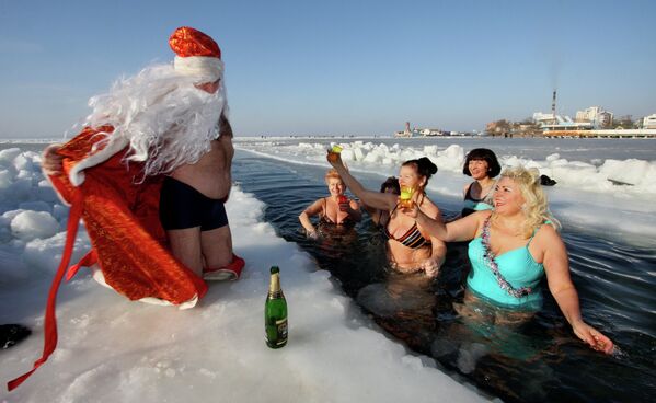 Владивосток, январь, Спортивная гавань, прорубь, Дед Мороз и его закаленные Снегурочки. А вообще, владивостокские  моржи - самые веселы моржи России.