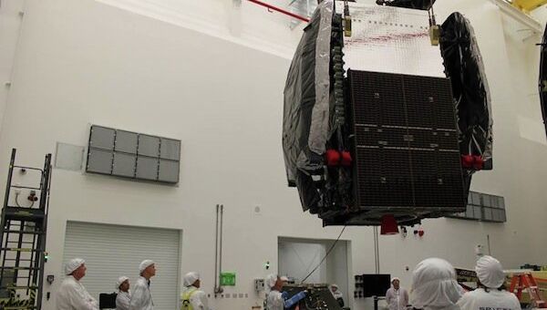 Подготовка спутника SES 8 к запуску, фото с места событий