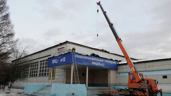 Строители продолжают работы в лицее Красноярска, где ветер сорвал крышу