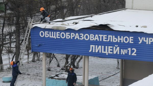 Строители продолжают работы в лицее Красноярска, где ветер сорвал крышу, архивное фото