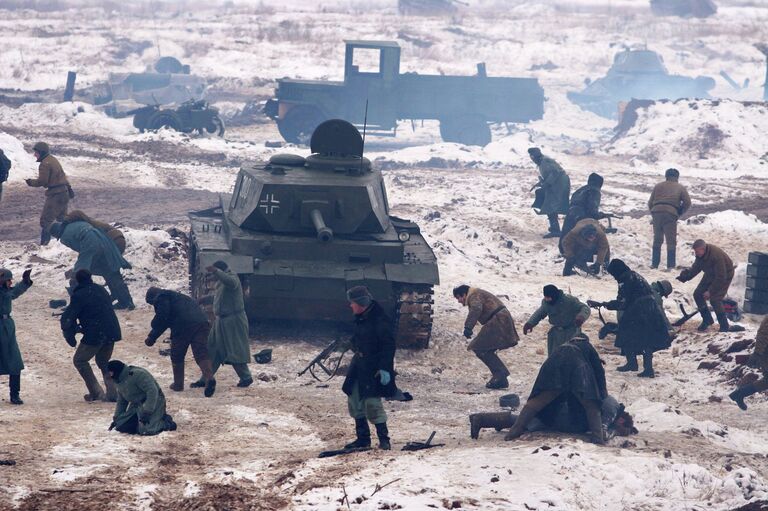 Театрализованное представление на подмосковном полигоне Таманской дивизии, воссоздающее сражение на подступах к столице в 1941 году Театрализованное представление на подмосковном полигоне Таманской дивизии, воссоздающее сражение на подступах к столице в 1941 году