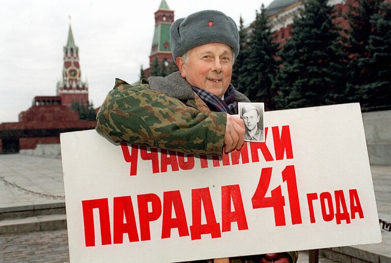 Ветеран Великой Отечественной войны в годовщину парада 1941 года на Красной площади Ветеран Великой Отечественной войны в годовщину парада 1941 года на Красной площади