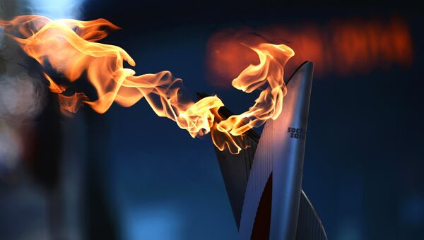 Факел во время Эстафеты Олимпийского огня. Архивное фото.