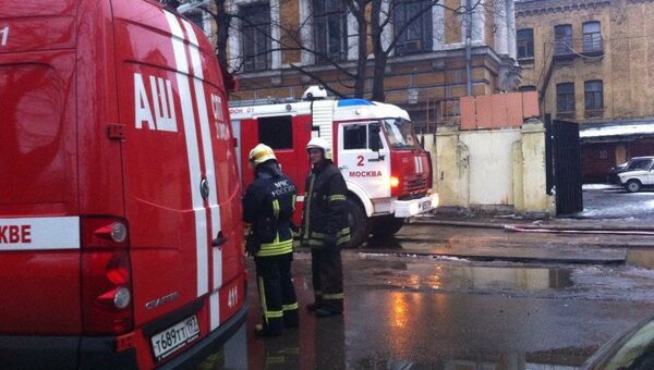 Работа пожарных у здания РХТУ имени Менделеева, где произошло возгорание. Фото с места события