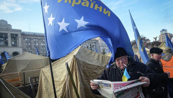 Участники акций сторонников евроинтеграции блокируют вход в здание кабинета министров Украины в Киеве. Фото с места событий