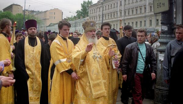 Патриарх Московский и Всея Руси Алексий II во время крестного хода. Архивное фото