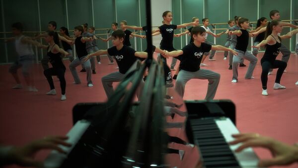Открытый урок по танцу модерн для воспитанников новой балетной школы в Академии танца Бориса Эйфмана