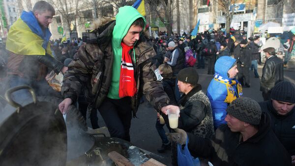 Раздача горячей еды участникам акций сторонников евроинтеграции на площади Независимости в Киеве. Архивное фото