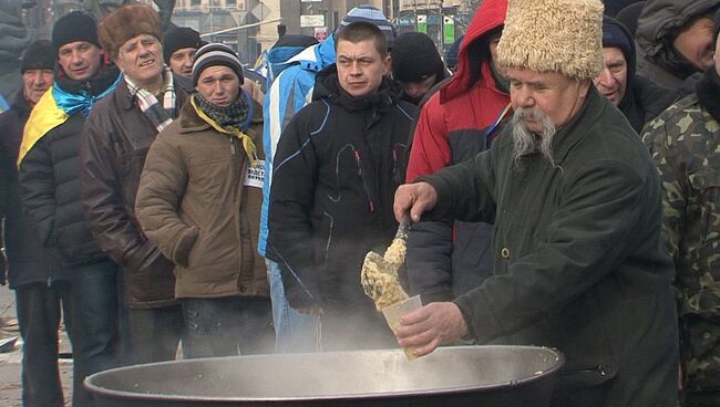 Протестные стихи и очереди за едой - как живет палаточный городок на Майдане