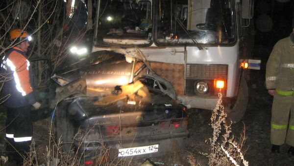 Автомобилист врезался в пассажирский автобус и погиб в Красноярске