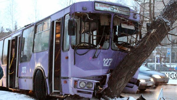 Троллейбус врезался в дерево в центре Новосибирска