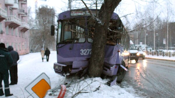 Троллейбус врезался в дерево в центре Новосибирска