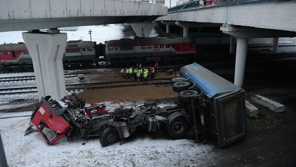 Грузовик упал с эстакады на железнодорожные пути в Москве