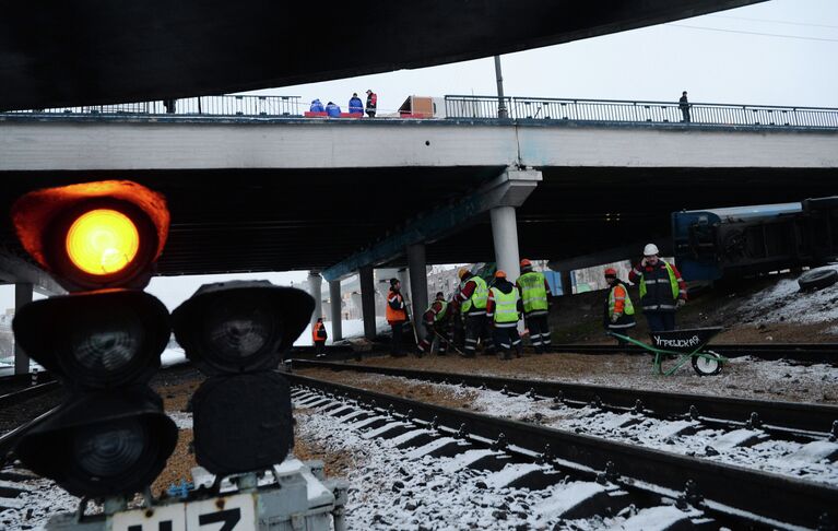 Грузовик упал с эстакады на железнодорожные пути в Москве