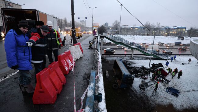 Грузовик упал с эстакады на железнодорожные пути в Москве