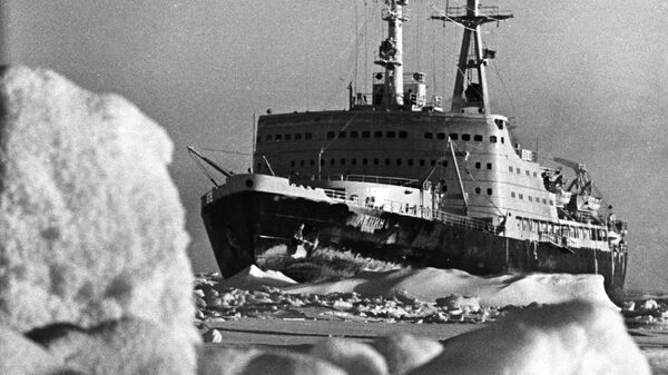 Атомный ледокол Ленин во льдах Арктики. Архивное фото