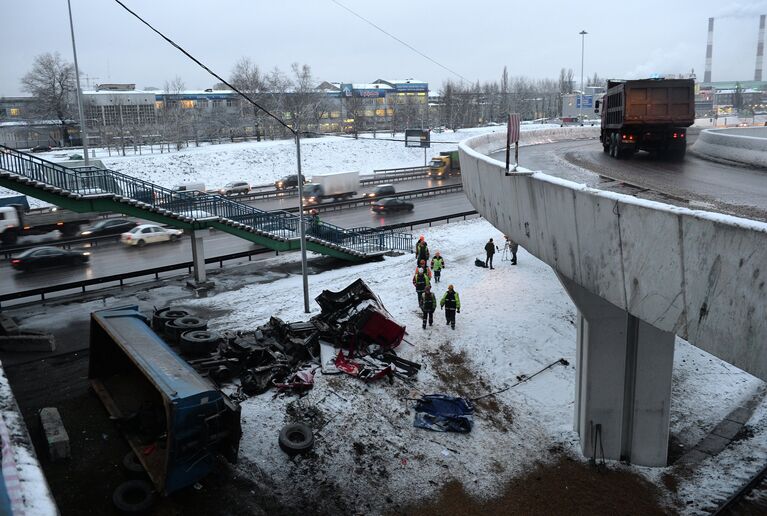 Грузовик упал с эстакады на железнодорожные пути в Москве