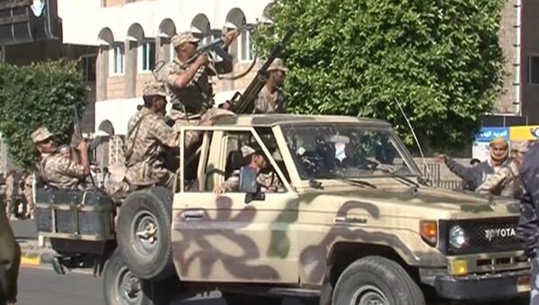Военные оцепили комплекс Минобороны в столице Йемена после атаки боевиков