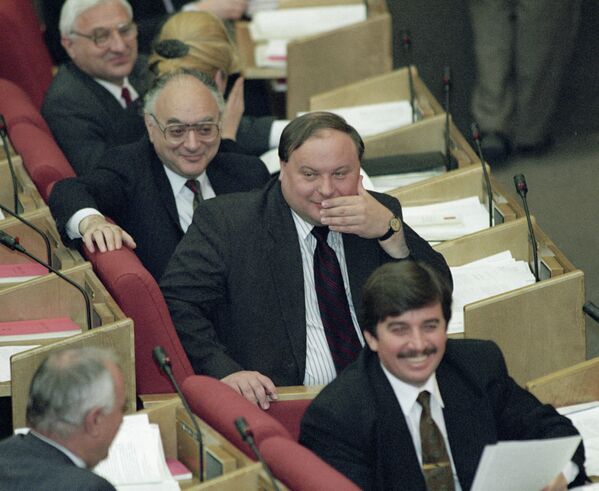 Депутаты: Сергей Шахрай, Егор Гайдар и Борис Золотухин (справа налево) в зале заседаний Государственной думы ФС РФ.