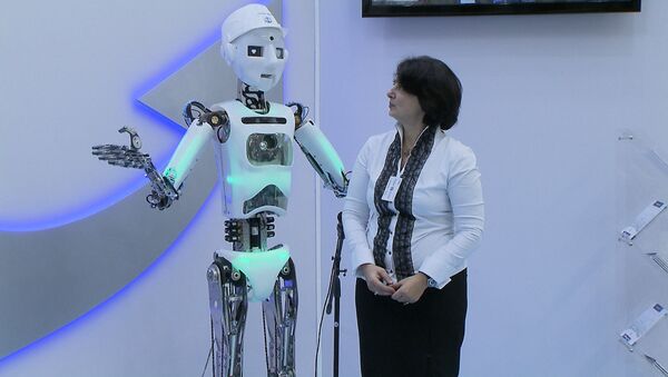 Говорящий робот Робби развлекал беседами гостей выставки Транспорт России