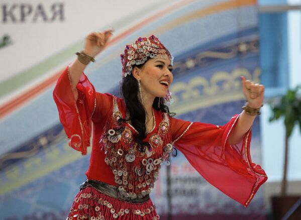 Прялка и национальные танцы на выставке народов Приморья