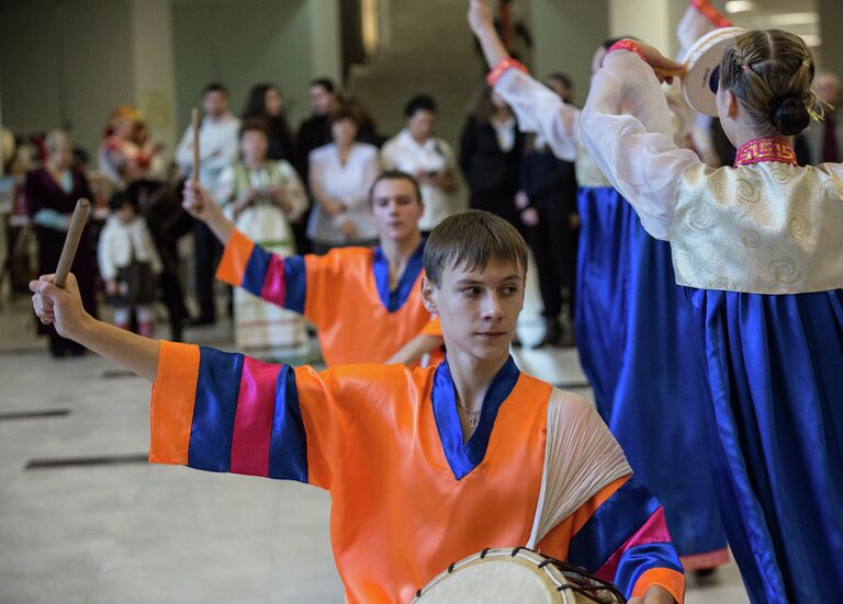 Прялка и национальные танцы на выставке народов Приморья