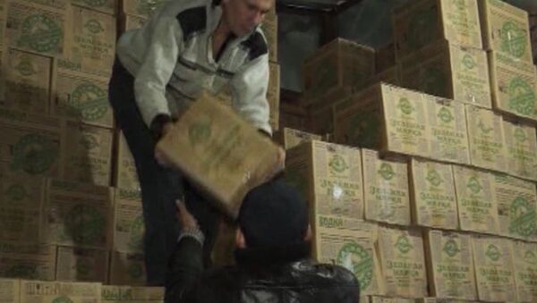 Полиция Приморья несколько часов выносила ящики с алкогольного склада