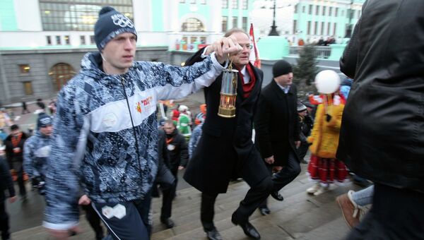 Губернатор Новосибирской области Василий Юрченко принимает Олимпийский огонь в Новосибирске