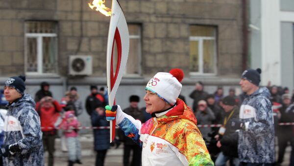 Факелоносец с Олимпийским огнем в Новосибирске