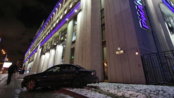 Автомобиль, сбивший ограждение и чуть не врезавшийся в здание РИА Новости в Москве. Фото с места события