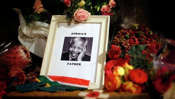 Цветы в память о скончавшемся экс-президенте ЮАР Нельсоне Манделе в Лондоне