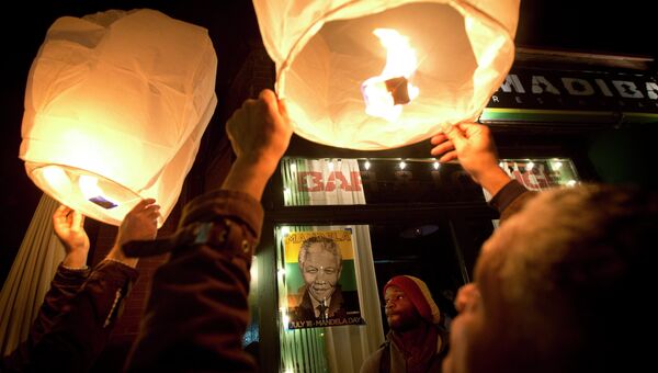 Люди запускают небесные фонарики в память о скончавшемся экс-президенте ЮАР Нельсоне Манделе в Нью-Йорке