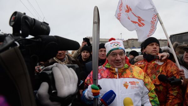 Полномочный представитель президента РФ в Сибирском федеральном округе Виктор Толоконский (второй справа) во время эстафеты Олимпийского огня в Новосибирске