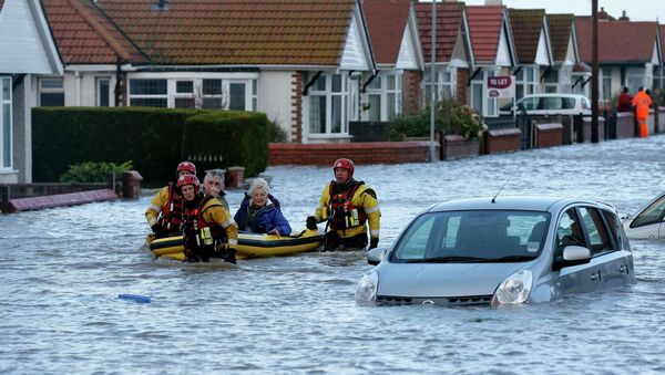 Спасатели эвакуируют жителей во время шторма в Северном Уэльсе