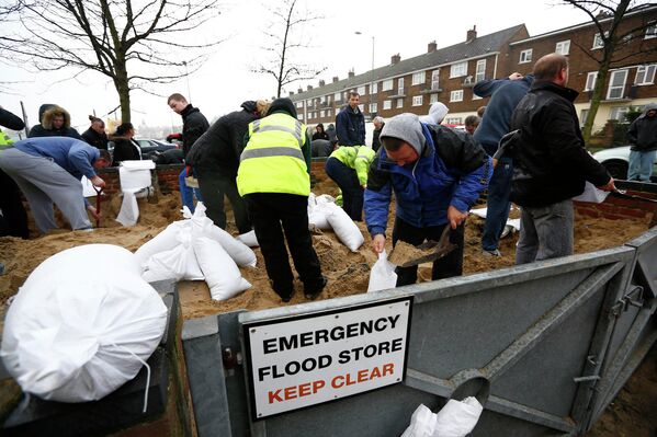 Жители готовят мешки с песком во время шторма в Грейт Ярмут, Восточная Англия