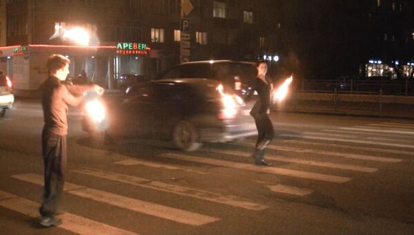 Танцы с огнем на пешеходном переходе устроили в Красноярске