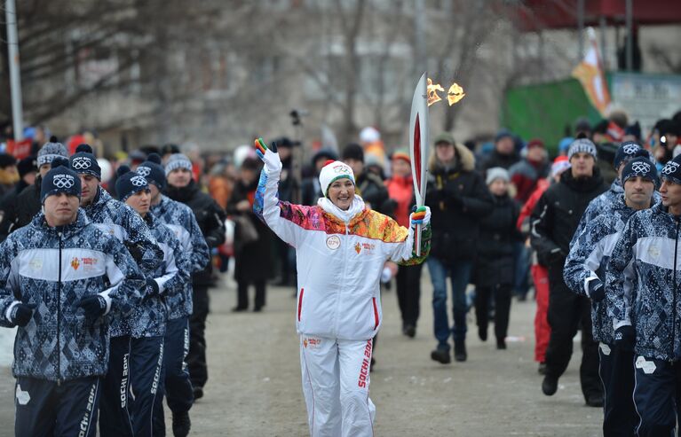 Эстафета в Новосибирске: чемпионы с Огнем и дети с плакатами