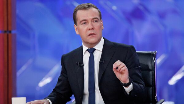 Дмитрий Медведев отвечает на вопросы во время встречи в прямом эфире с представителями федеральных телеканалов в студии телецентра Останкино