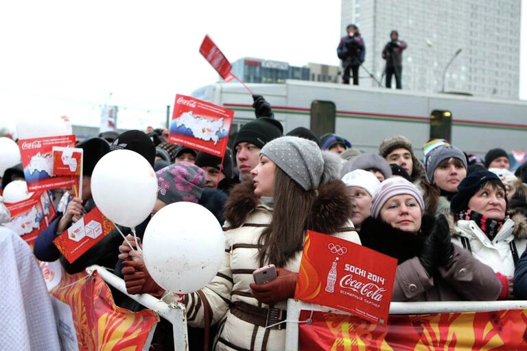 Эстафета в Новосибирске: чемпионы с Огнем и дети с плакатами