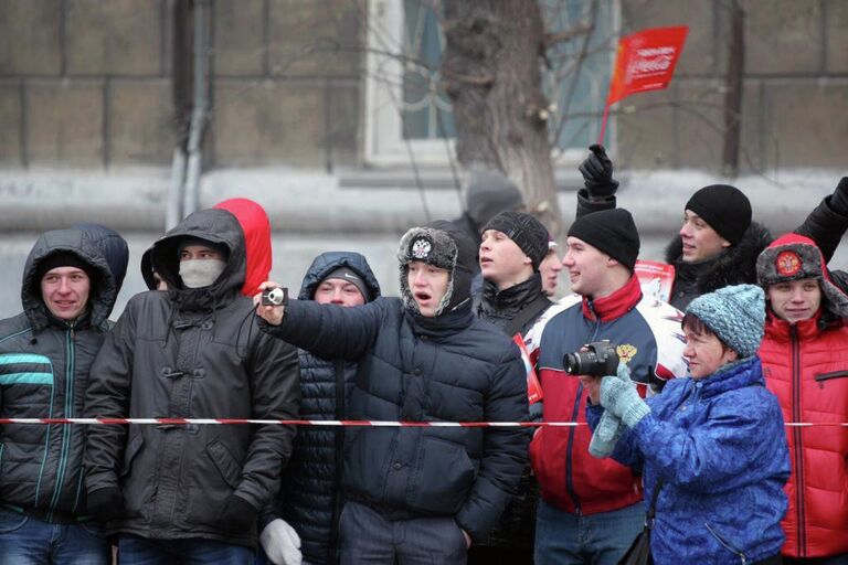 Эстафета в Новосибирске: чемпионы с Огнем и дети с плакатами