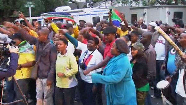 Сотни жителей ЮАР спели народные песни в память о Манделе у его дома